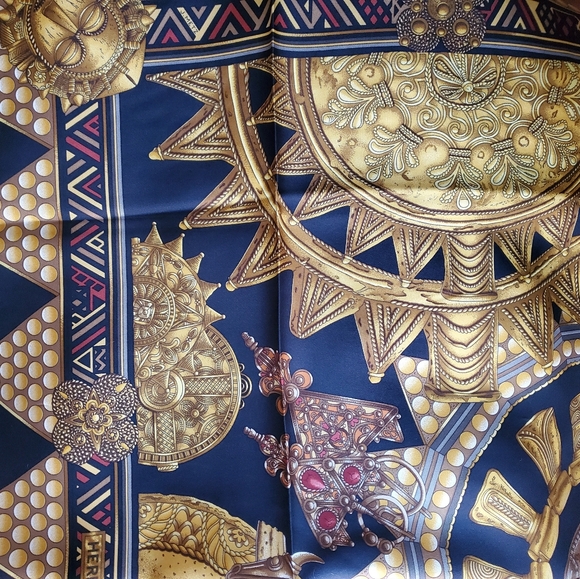 Hermès L'or Des Chefs/ The Gold of the Chiefs Silk Scarf - Picture 9 of 10